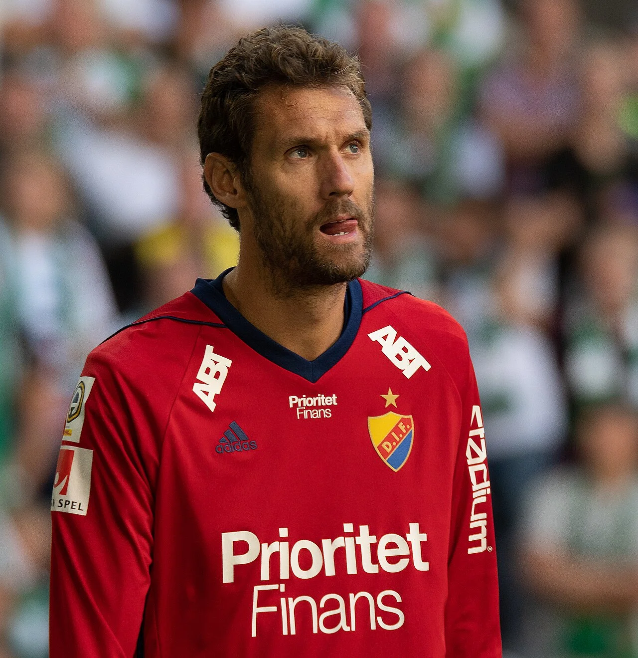 Andreas Isaksson i Djurgårdens röda målvaktströja under ett Stockholmsderby mot Hammarby