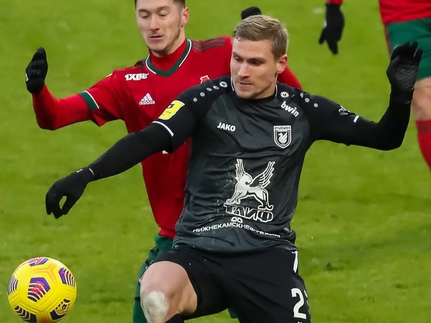 Carl Starfelt i landslagströjan 2020