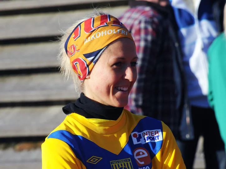 Emma Kullberg i Umeå Södra FF:s gula och blå tröja med pannband, leende vid sidan av planen 2013