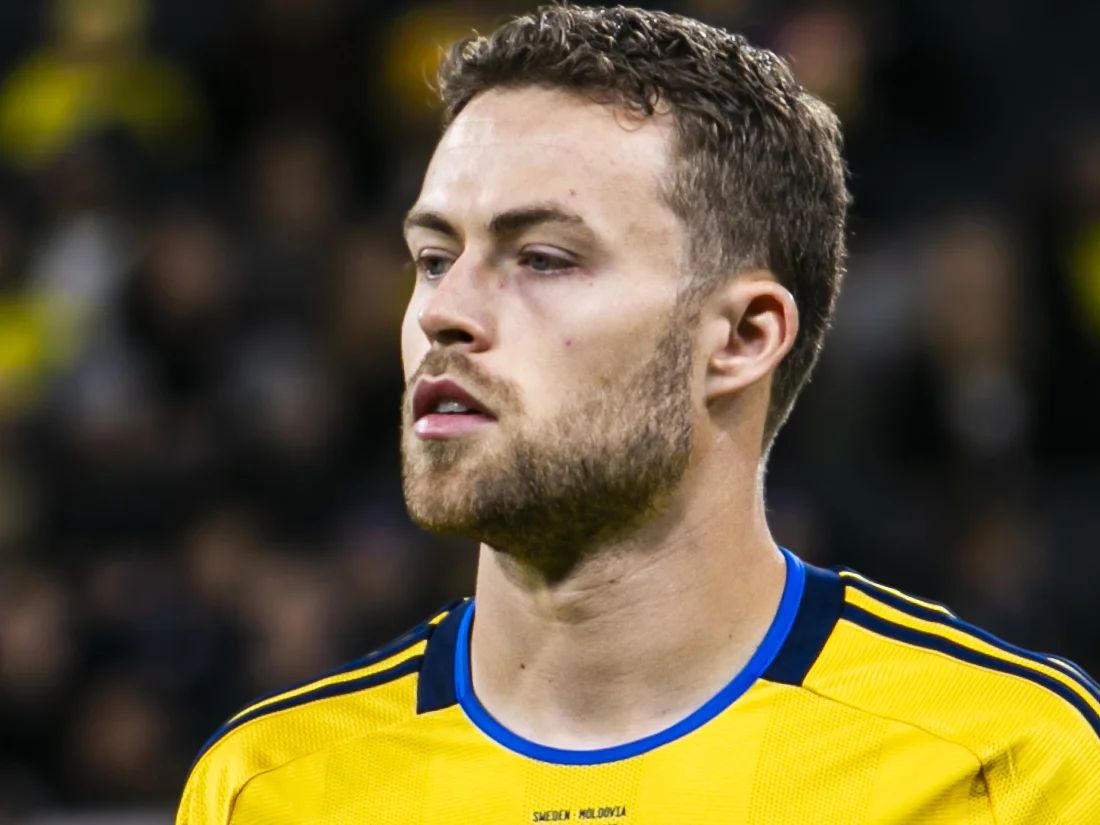 Gabriel Gudmundsson i Sveriges landslagströja mot Moldavien, oktober 2023