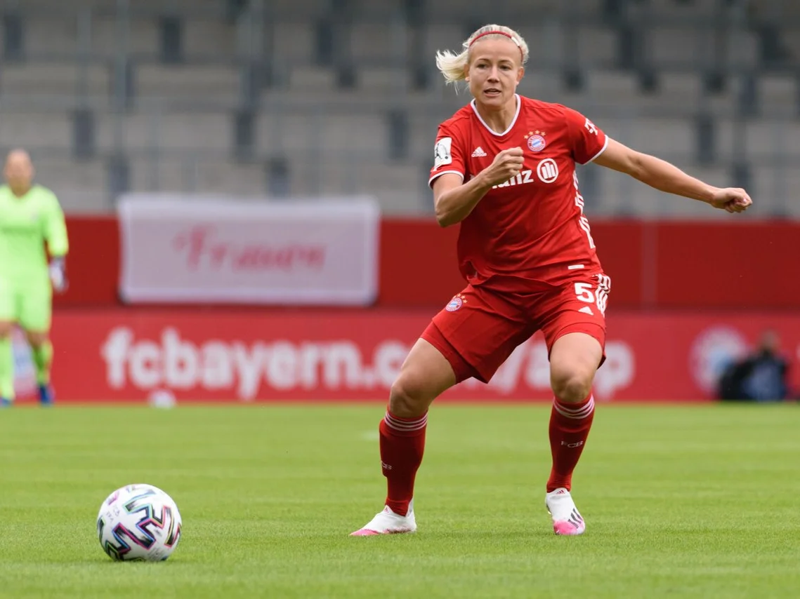 Hanna Glas i Bayern Münchens röda matchställ under en match i Frauen-Bundesliga 2020