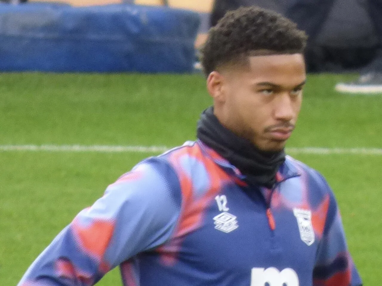Jens Cajuste i Ipswich Towns blå och röda träningströja under uppvärmningen inför en match