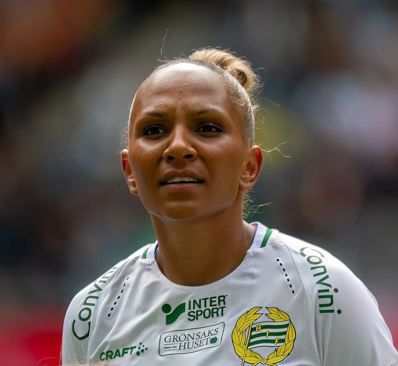 Madelen Janogy i Hammarby IF:s matchtröja under Stockholmsderbyt 2022