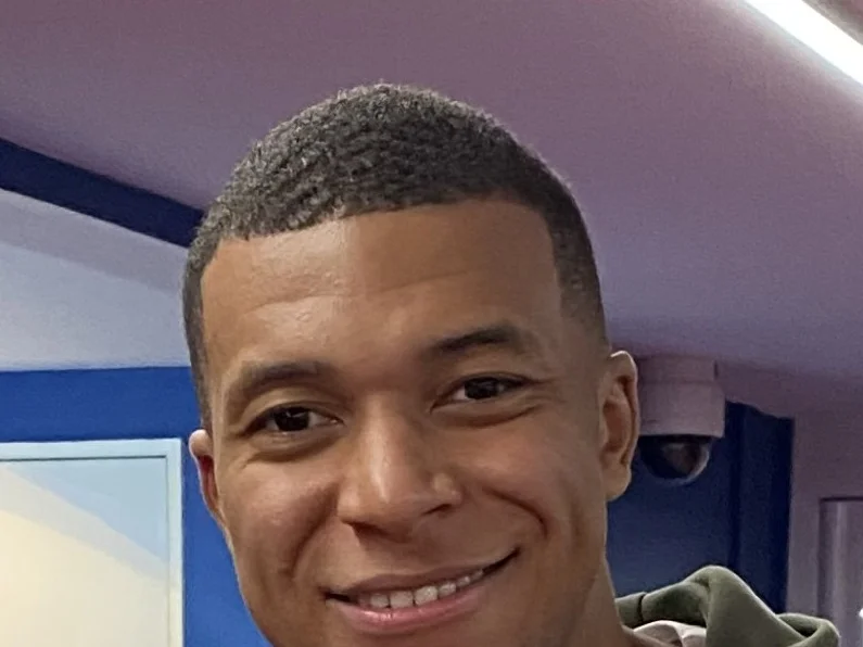Kylian Mbappé fotograferad tillsammans med en supporter
