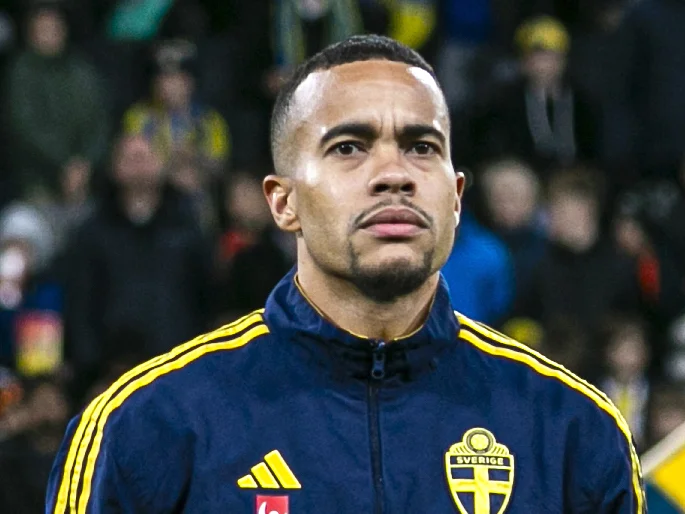 Robin Quaison i Sveriges landslagsjacka före matchen mot Moldavien, oktober 2023