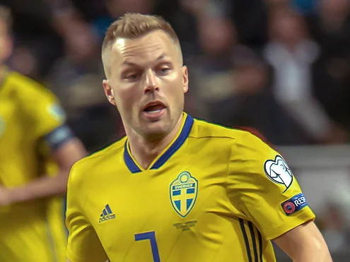 Sebastian Larsson i Sveriges landslagströja under en EM-kvalmatch