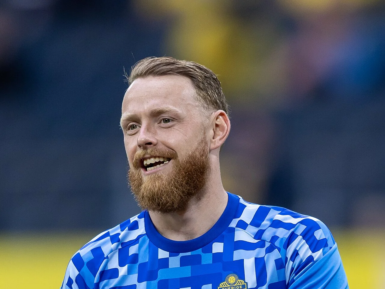 Viktor Johansson i Sveriges landslagströja, leende under uppvärmning